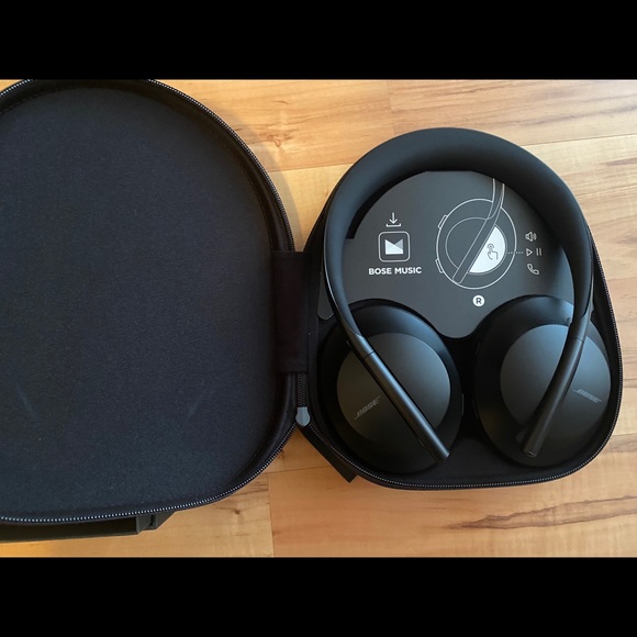 Bose Noise Cancelling Headphones 700 - Picture 4 of 4